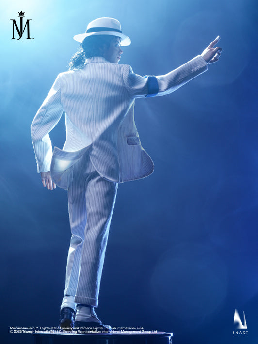 Flowing hem design infuses INART Michael Jackson‘s figure with a sense of motion and dramatic stage presence